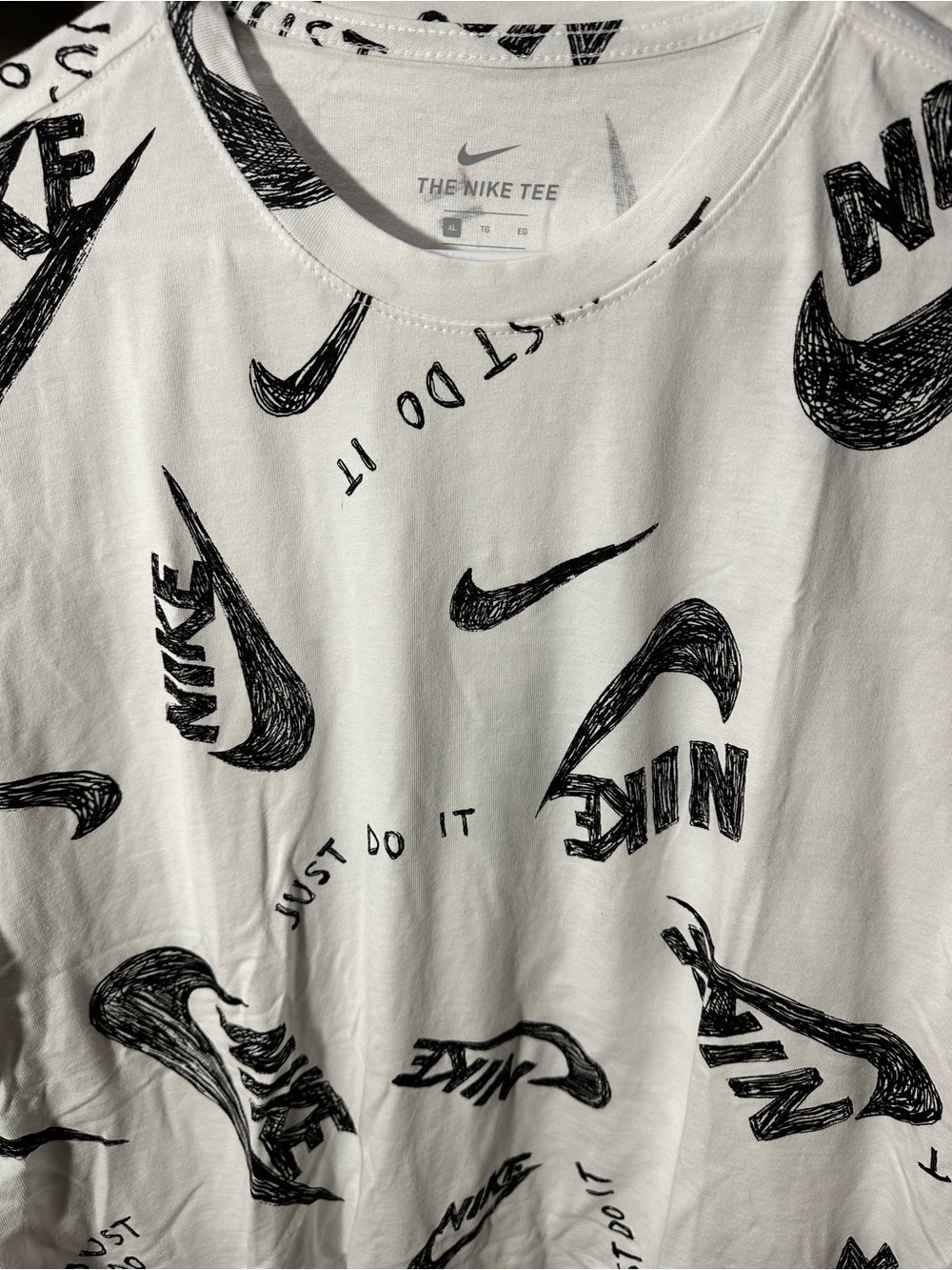 Nike Sportswear All-Over Print Just Do It T-Shirt White Black - Picture 3 of 6